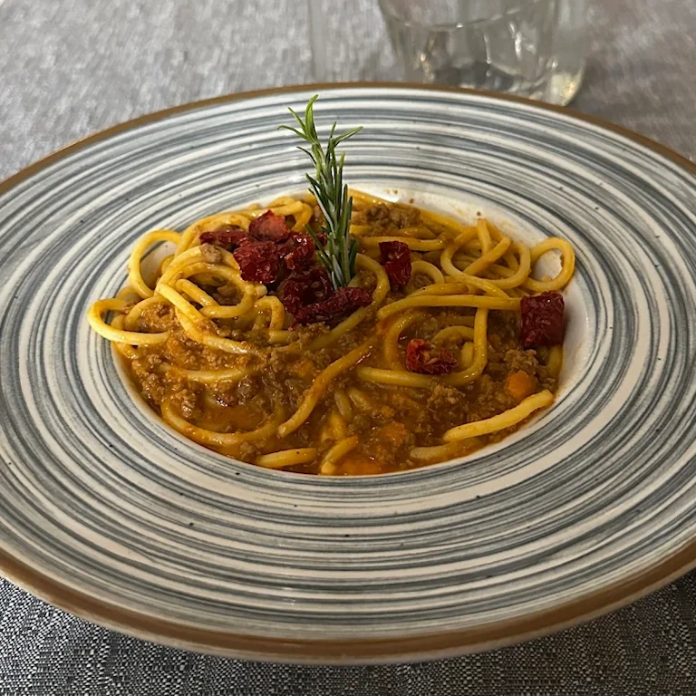 Gli spaghettoni ruvidi ragù di cinghiale cavolini e scarola essicati
