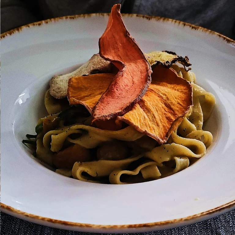 Le tagliatelle fatte in casa crema di broccoli salicornia zucca e castagne