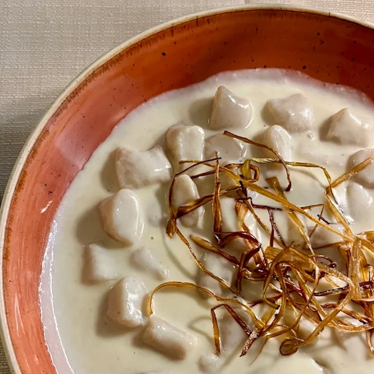 Gli gnocchetti di pane bianco, bagna cauda e porro fritto