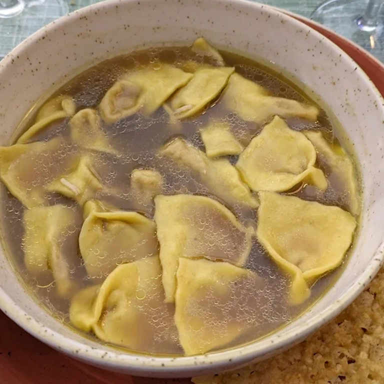 Gli agnolini della tradizione in brodo
