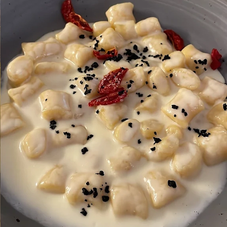 Gli gnocchetti di pane bianco, bagna cauda e porro fritto